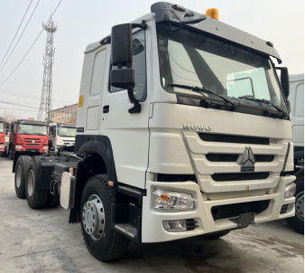 El modelo blanco usado Weichai Engine 430hp 12 de la impulsión del color 6×4 de los camiones diesel adapta el tractor estándar de Howo de la cabina