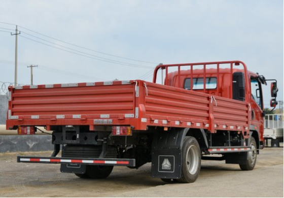 Peso de carga usado del camión del cargo de Sinotruck Howo de los camiones de combustible 8-10 toneladas de 4×2 de la impulsión de conducción a la derecha del modo