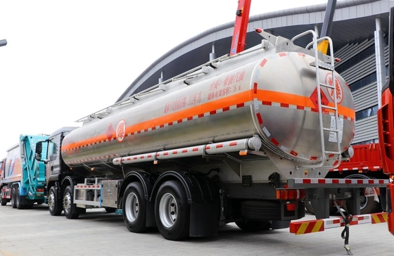 Camiones pesados usados Sinotruck Cisterna de petróleo de segunda mano 8*4 Modo de conducción 26 Cubicos 4 Ejes