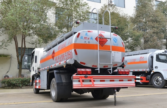 Pequeño tanque de petróleo usado de 5 cúbicos 4 * 2 Jiefang Camión de combustible de tanque neumáticos traseros dobles