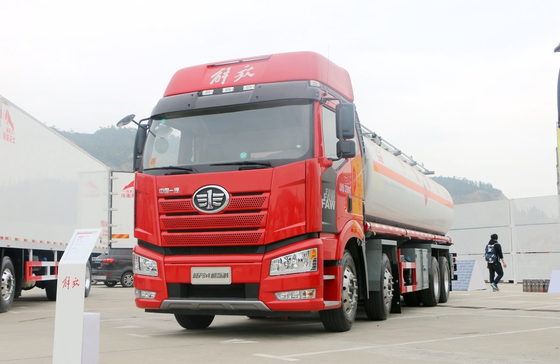 Camiones de petróleo usados FAW J6P Gran camión cisterna Camión de combustible de 11,5 metros de largo 24 LHD / RHD cúbicos