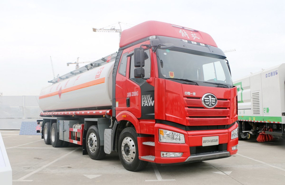 Camiones de petróleo usados FAW J6P Gran camión cisterna Camión de combustible de 11,5 metros de largo 24 LHD / RHD cúbicos