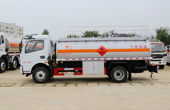 Pequeño petrolero 7.6 cúbico 4 * 2 Modo de conducción Dongfeng Nuevo camión de cabina única primavera de hojas