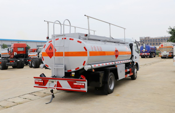 Pequeño petrolero 7.6 cúbico 4 * 2 Modo de conducción Dongfeng Nuevo camión de cabina única primavera de hojas