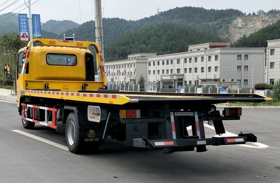 Pequeños camiones de remolque de destrozos cama plana 4500mm distancia entre ejes 190hp motor diesel de seis velocidades manual