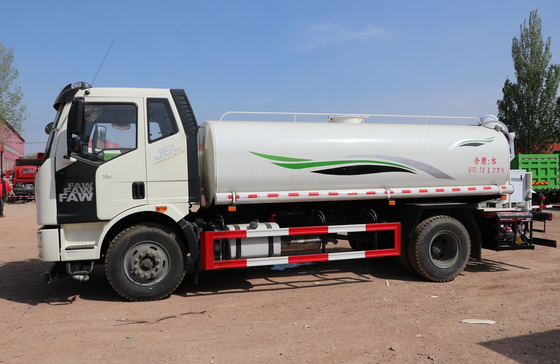 Camión Sprinkler 4500 mm Base de ruedas FAW J6L Cisterna de agua 11000 litros Transmisión manual