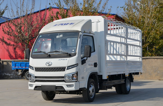 Pequeños camiones de carga SAIC Camión ligero caja de cercas 4 metros motor diesel de eje único 95hp