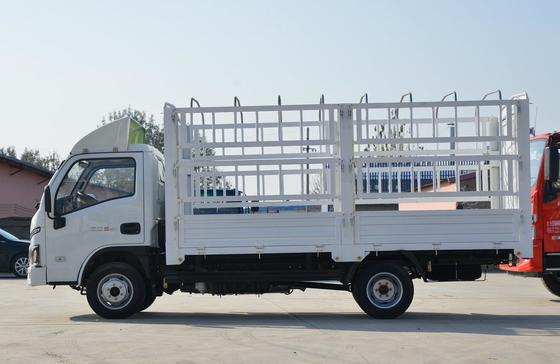 Pequeños camiones de carga SAIC Camión ligero caja de cercas 4 metros motor diesel de eje único 95hp
