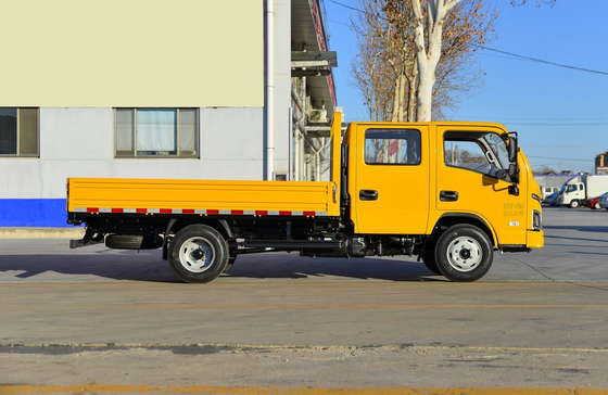 Camión de 5 toneladas 2 filas Cabina 2 + 3 asientos Caja de cama plana con 3,2 metros motor Yunei 116hp