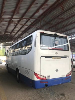 Autobús usado marca XMQ6898 39seats de la mano de Sencond del bus turístico de Kinglong con buenas condiciones azules y blancas del motor de la parte posterior de la CA del color