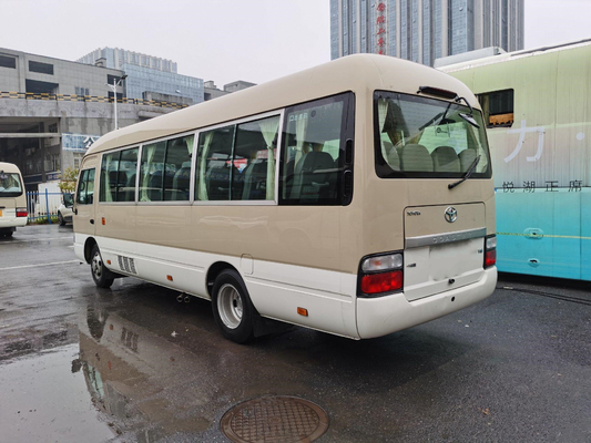 Autobús de color caqui de Seater del motor 23 de Hino del autobús del práctico de costa de la mano de LHD segundo con el sistema de lujo del aire/acondicionado