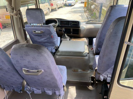 La puerta actuada manual diesel usada año usada de Mini Bus del práctico de costa de Toyota en 2011 transporta el autobús de lujo usado con 23 asientos