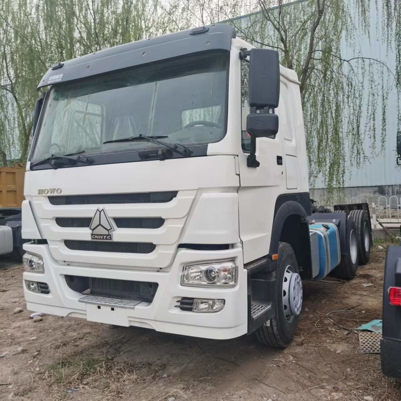 Las 10 ruedas resistentes dan en segundo lugar el camión usado Howo del tractor de Sinotruck con el motor de Weichai