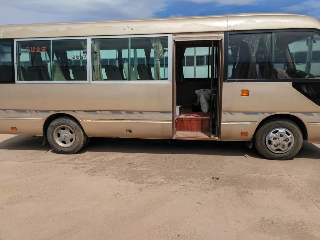2017 autobús usado del práctico de costa de Toyota del año 29 asientos con el motor diesel 1Hz con la puerta de plegamiento