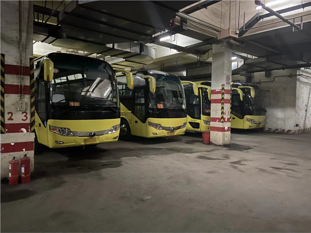RHD/LHD Yutong usado disponible transporta 3+2 el coche diesel de los asientos YUTONG de la disposición de Seat 60