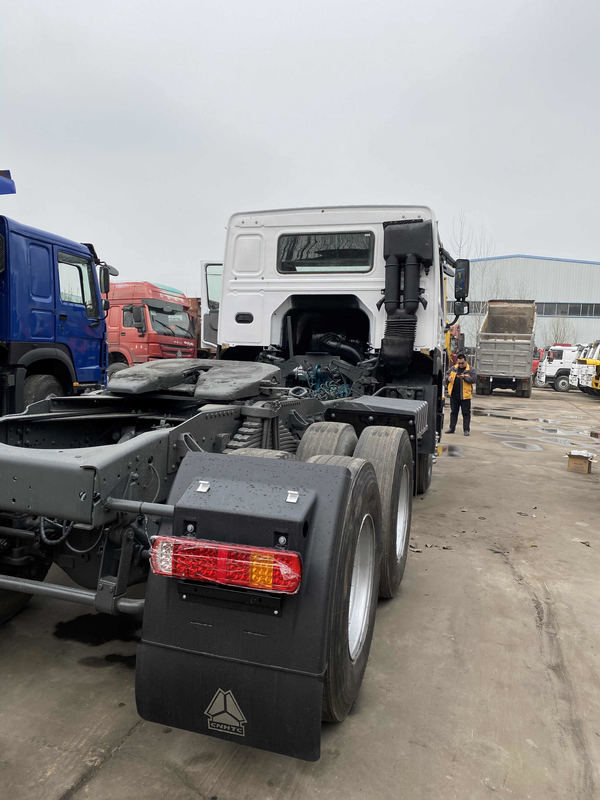 Sinotruck resistente Howo utilizó el camión del tractor con pintura del motor 371HP de Weichai la nueva