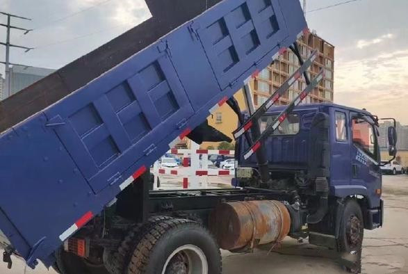 Pequeña capacidad de Tipper With 8ton del descargador del camión volquete de Foton Forland 4X2 en venta