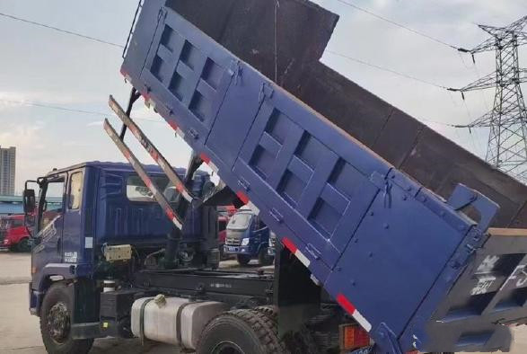 Pequeña capacidad de Tipper With 8ton del descargador del camión volquete de Foton Forland 4X2 en venta