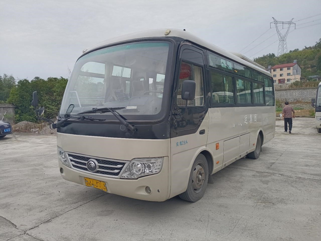 La puerta de plegamiento del autobús ZK6729D 130hp de Mini Tour Coach Used Yutong 28seater salió de la dirección