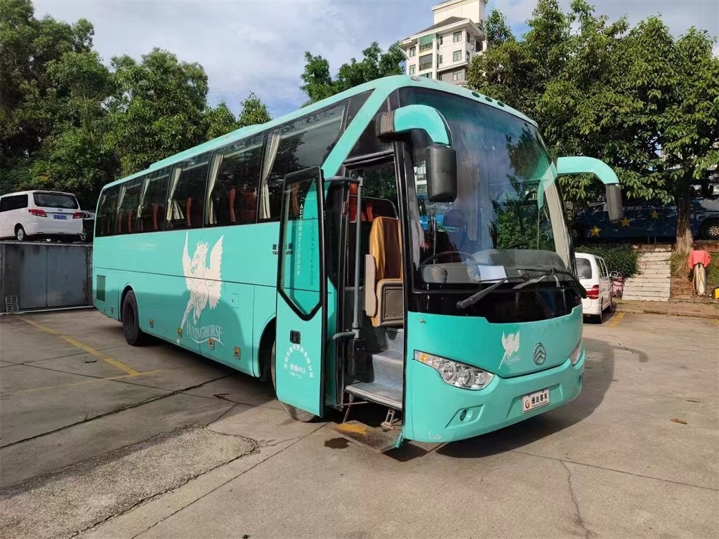 Año 2015 49 Seater utilizó Golden Dragon Bus XML6113 Second Hand Coach LHD con interior de lujo