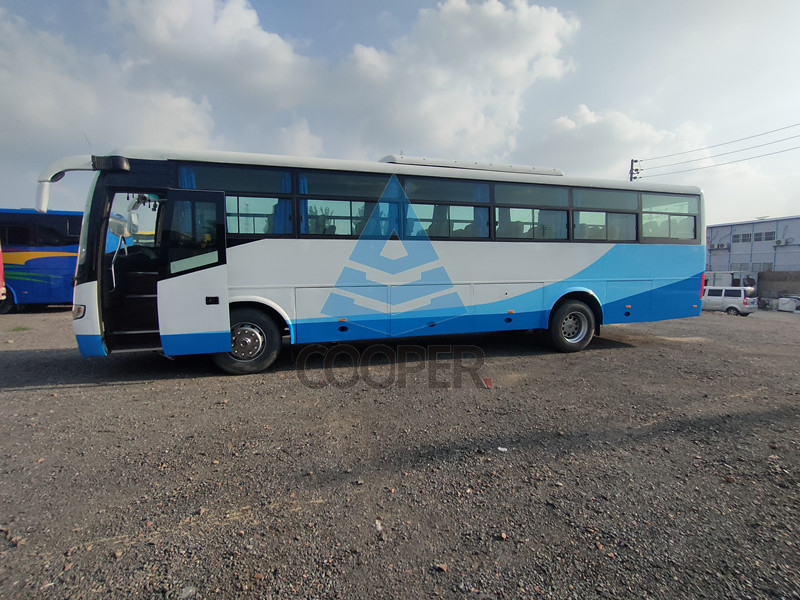 Año 2014 53 Seater Yutong utilizó el autobús ZK6112D RHD que manejaba el nuevo aire acondicionado de Seat