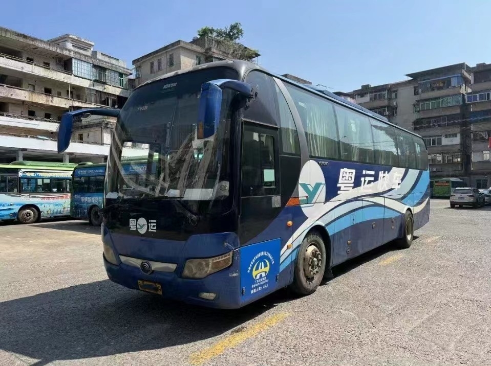 El servicio de autobús usado Yutong ZK6110 utilizó puertas del autobús dos del motor de la parte posterior del autobús 49-51seater de la iglesia