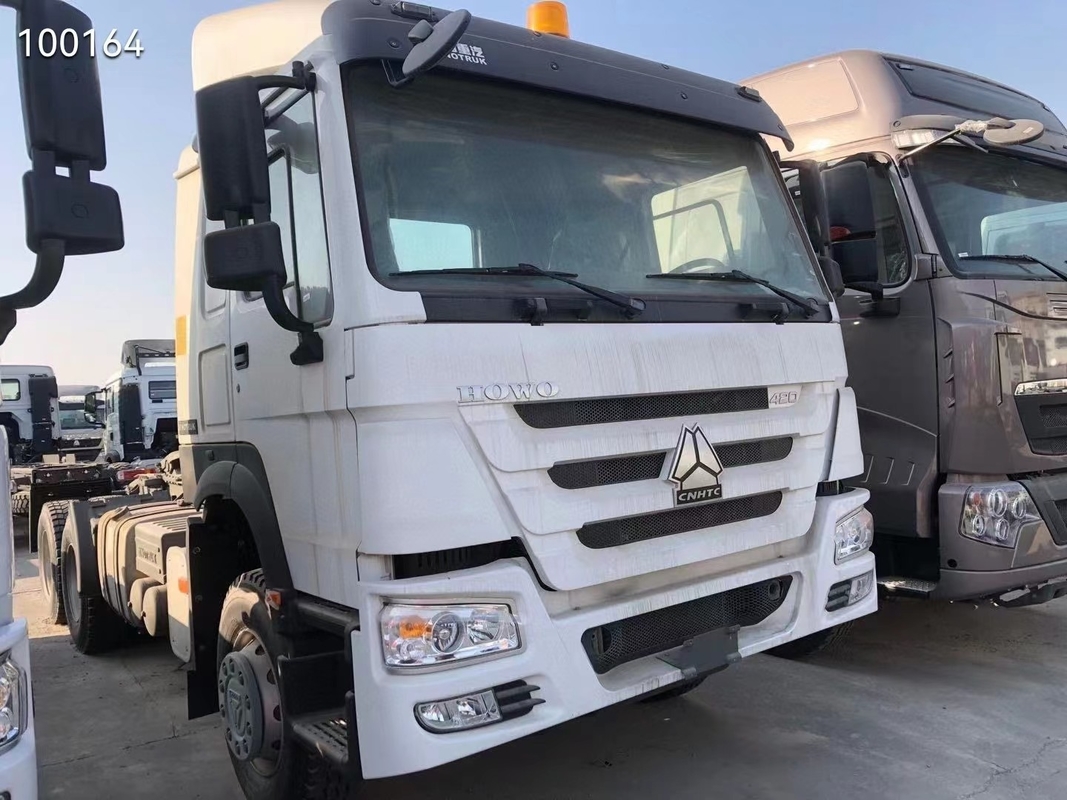 La dirección izquierda usada de los camiones 6*4 371hp de Howo utilizó camión de las unidades del tractor el chino