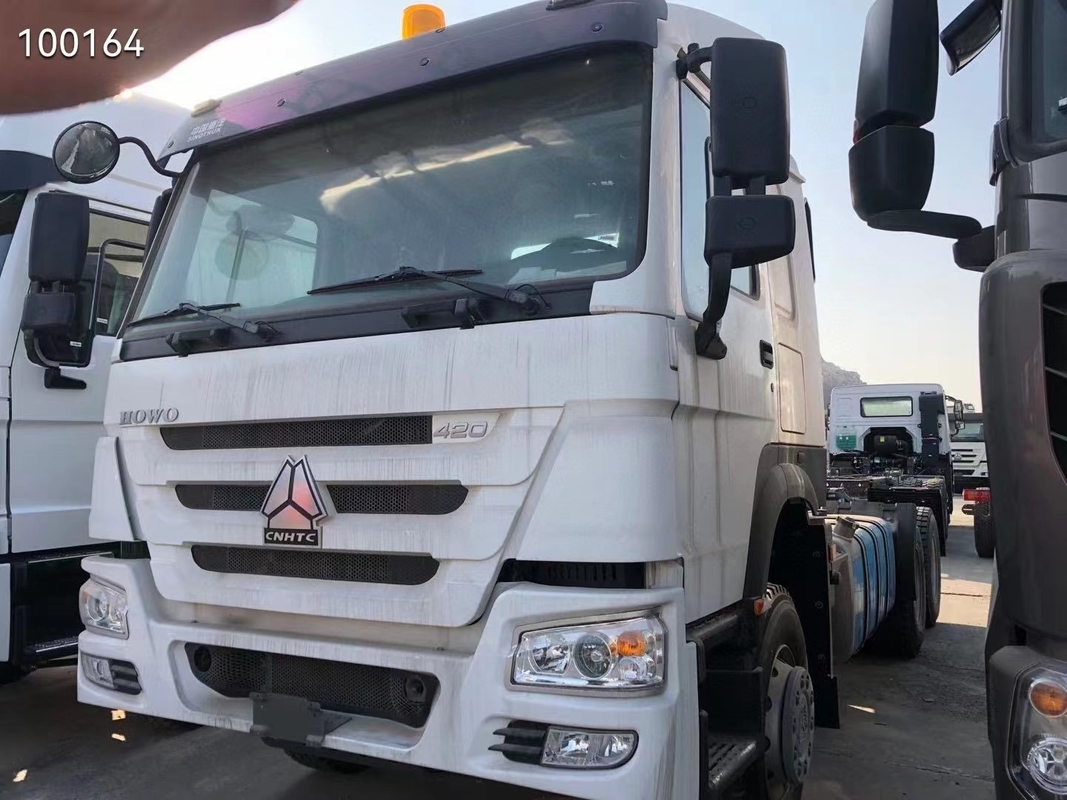 La dirección izquierda usada de los camiones 6*4 371hp de Howo utilizó camión de las unidades del tractor el chino
