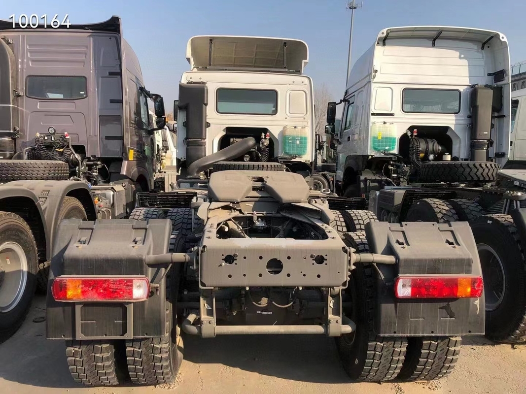La dirección izquierda usada de los camiones 6*4 371hp de Howo utilizó camión de las unidades del tractor el chino