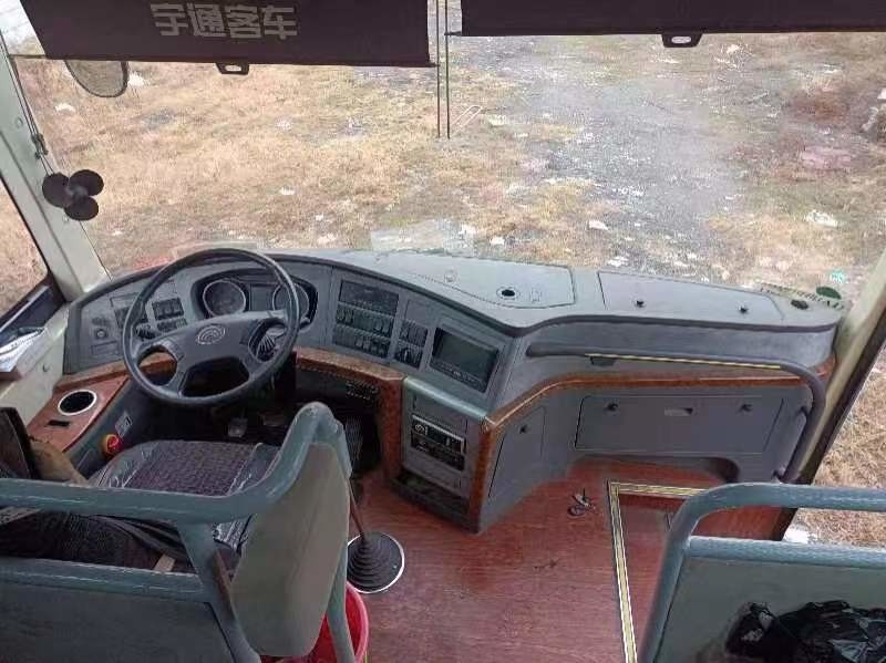 Autobús de dirección derecho usado del autobús de Yutong 2+3layout 59seater de los autocares del 2do autobús grande de la mano