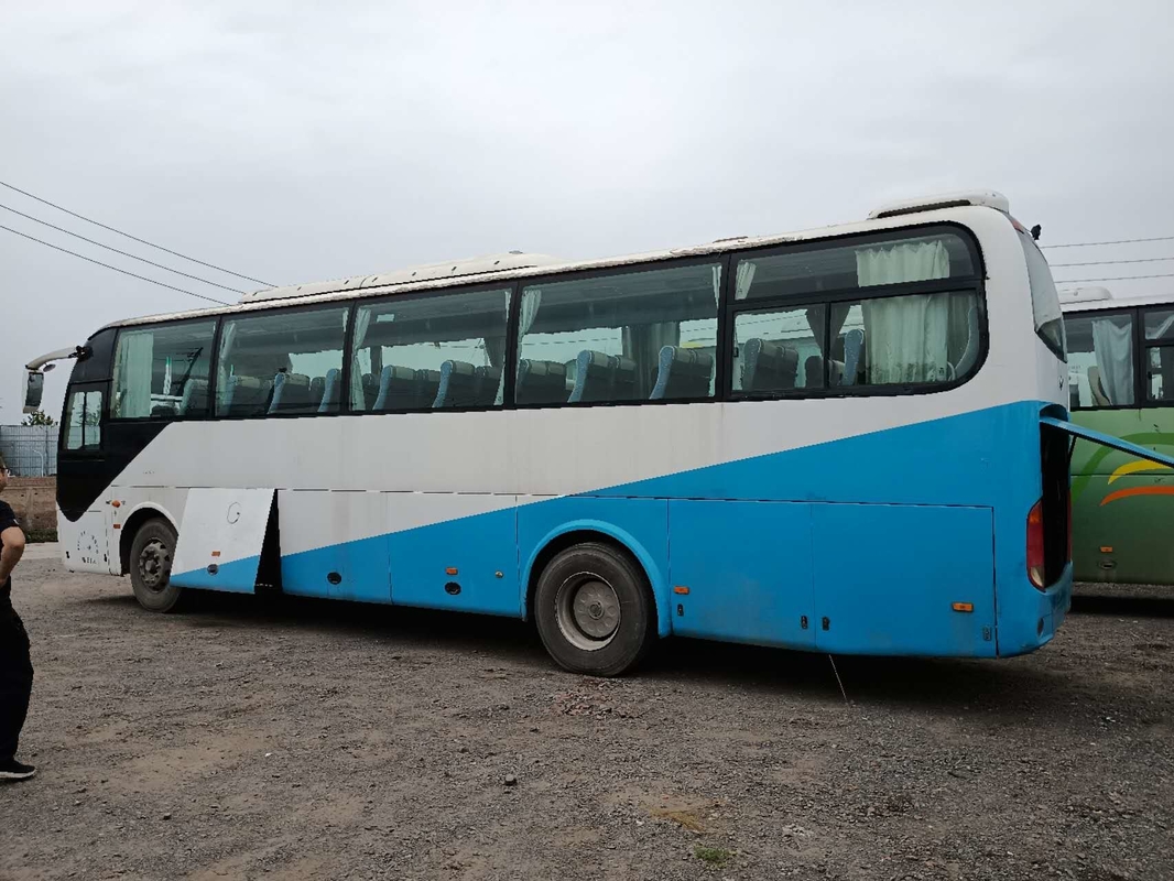 El segundo color blanco del bus turístico 51seats de la mano utilizó el motor ZK6110 de Yuchai del autobús de Yutong