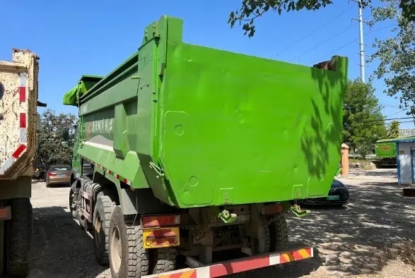 El segundo modo de la impulsión del camión volquete 8×4 del camión de descargador de la mano chino HOWO utilizó el camión del motor diesel