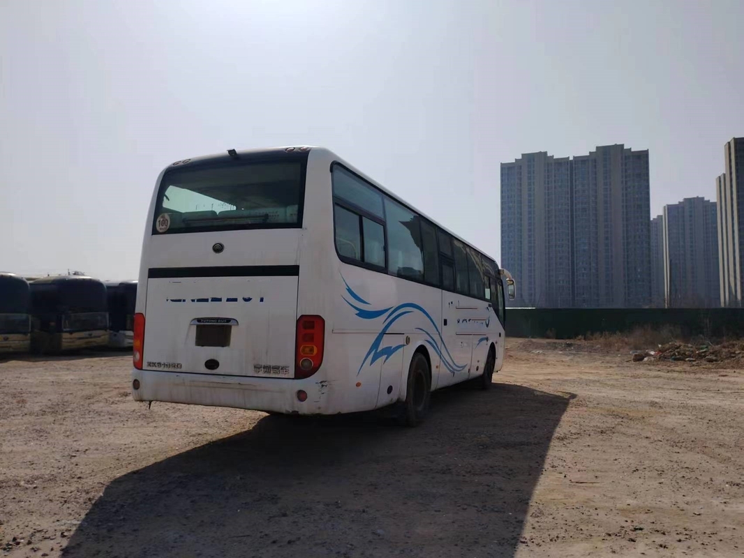 El color blanco de las puertas dobles de los asientos del Microbus 43 de la segunda mano utilizó el motor del autobús ZK6102D Yuchai de Yutong