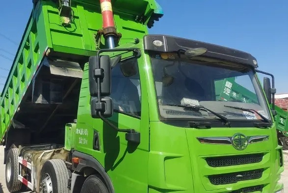 Camión rápido clasificado usado de la mano JIEFANG de la caja de cambios segunda de la carga 24.5t de la descarga 220hp 6×2 del camión