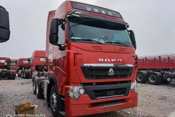 2dos remolques de la mano 3 neumáticos del color rojo 10 del tractor remolque del modo 460hp HOWO de la impulsión de los asientos 6×4