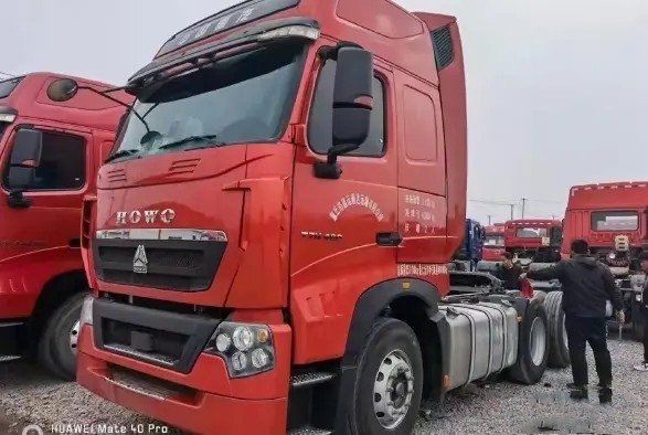 2dos remolques de la mano 3 neumáticos del color rojo 10 del tractor remolque del modo 460hp HOWO de la impulsión de los asientos 6×4