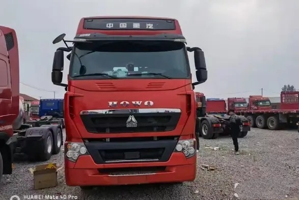 2dos remolques de la mano 3 neumáticos del color rojo 10 del tractor remolque del modo 460hp HOWO de la impulsión de los asientos 6×4