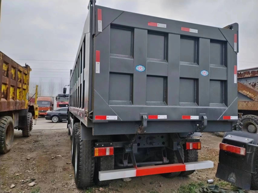 Carga clasificada 15.5t de la cabina del tejado plano de Tipper Trucks Black Color 371hp 8×4 HOWO ZZ3317 de la segunda mano