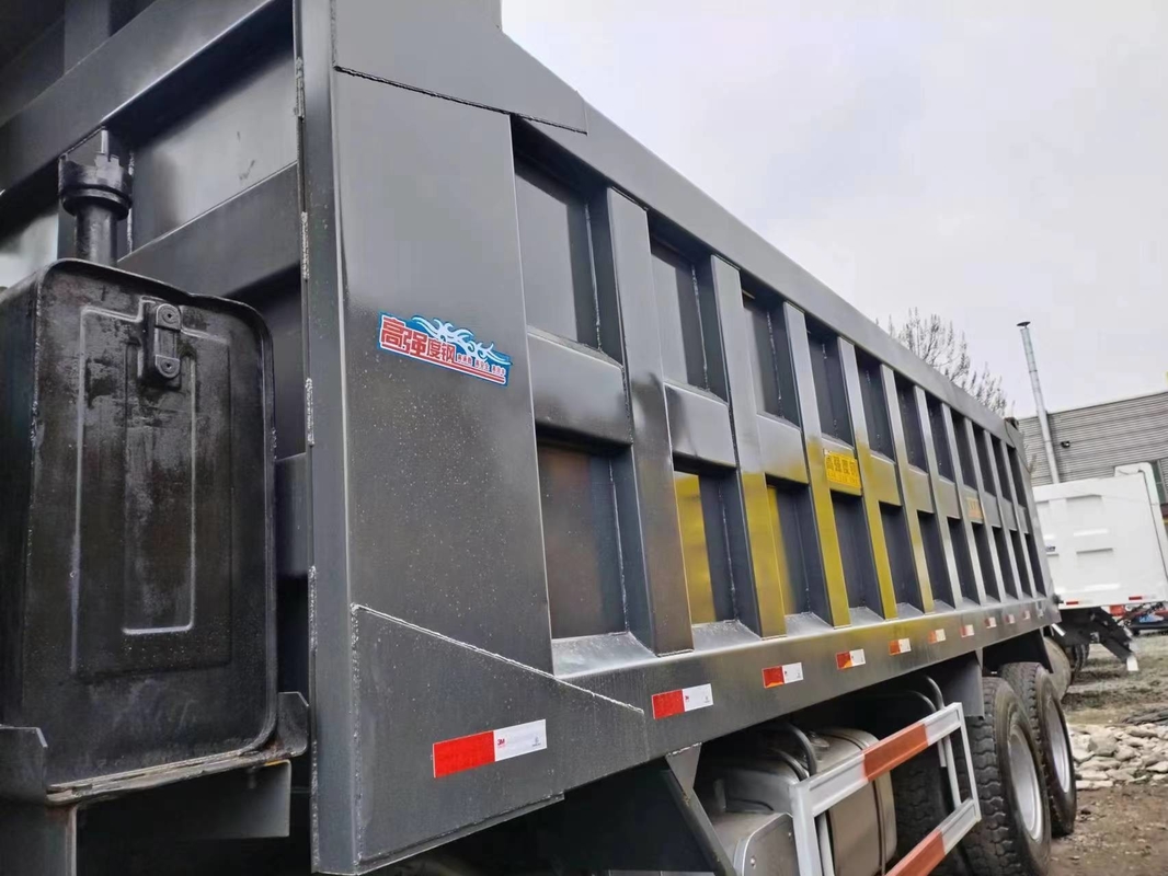 Carga clasificada 15.5t de la cabina del tejado plano de Tipper Trucks Black Color 371hp 8×4 HOWO ZZ3317 de la segunda mano