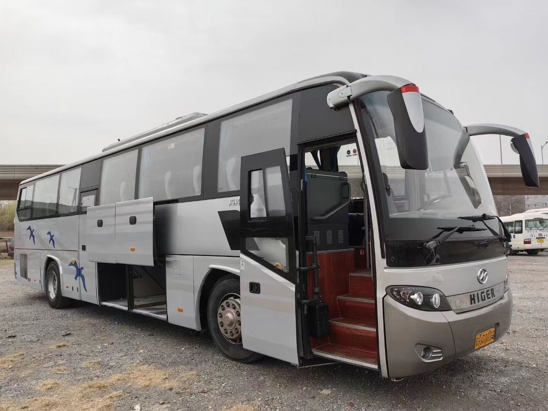 Los asientos usados 12 del bus turístico 54 miden mano un KLQ6125 más alto del color plata de las puertas dobles del motor de los cilindros de Yuchai 6 la 2da