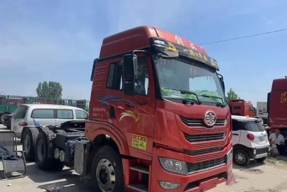 Remolque de segunda mano para caballos, 2021 años, color rojo, 6×4, modo de conducción, motor Weichai, 460 hp, camión tractor FAW usado