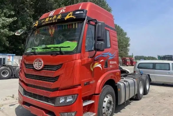 Remolque de segunda mano para caballos, 2021 años, color rojo, 6×4, modo de conducción, motor Weichai, 460 hp, camión tractor FAW usado