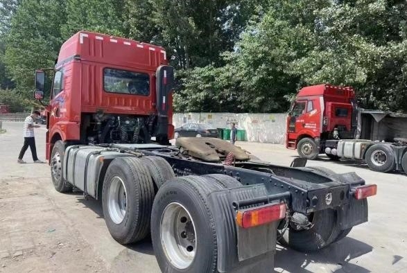 Remolque de segunda mano para caballos, 2021 años, color rojo, 6×4, modo de conducción, motor Weichai, 460 hp, camión tractor FAW usado