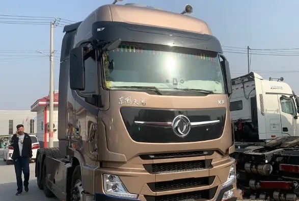Modo usado LHD/RHD de la impulsión de la cabeza 6×4 del tractor de Dongfeng de la mano de Cummins Engine 600hp 2do de los tractores remolque