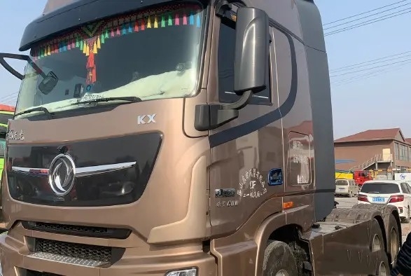 Modo usado LHD/RHD de la impulsión de la cabeza 6×4 del tractor de Dongfeng de la mano de Cummins Engine 600hp 2do de los tractores remolque