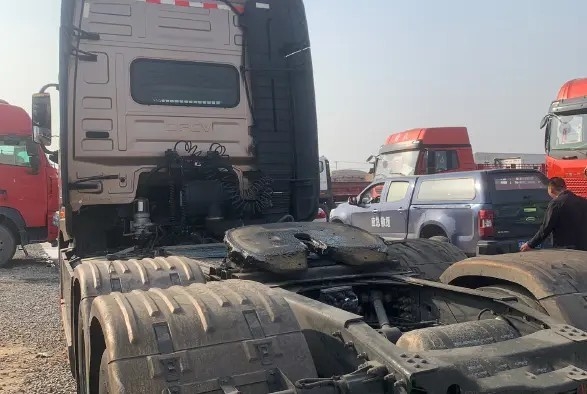 Modo usado LHD/RHD de la impulsión de la cabeza 6×4 del tractor de Dongfeng de la mano de Cummins Engine 600hp 2do de los tractores remolque