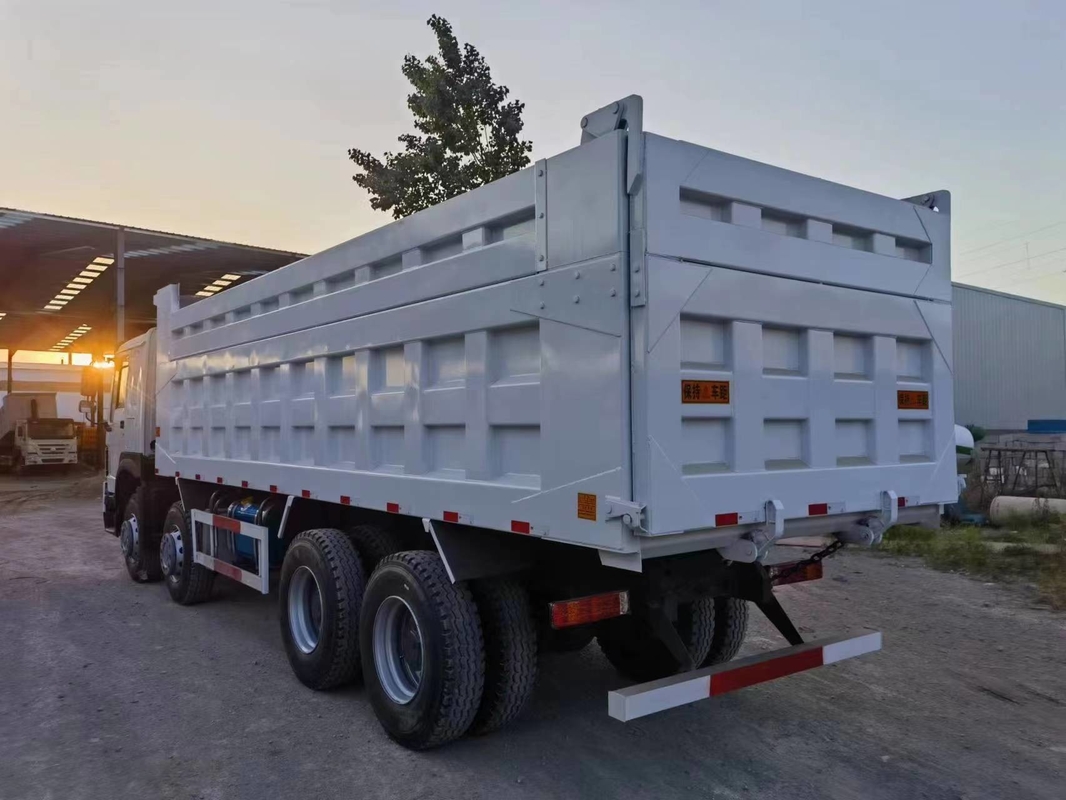 El combustible usado acarrea el modo blanco de la impulsión de la impulsión 8×4 de la mano izquierda del color camión volquete usado los caballos de fuerza de 371 HOWO