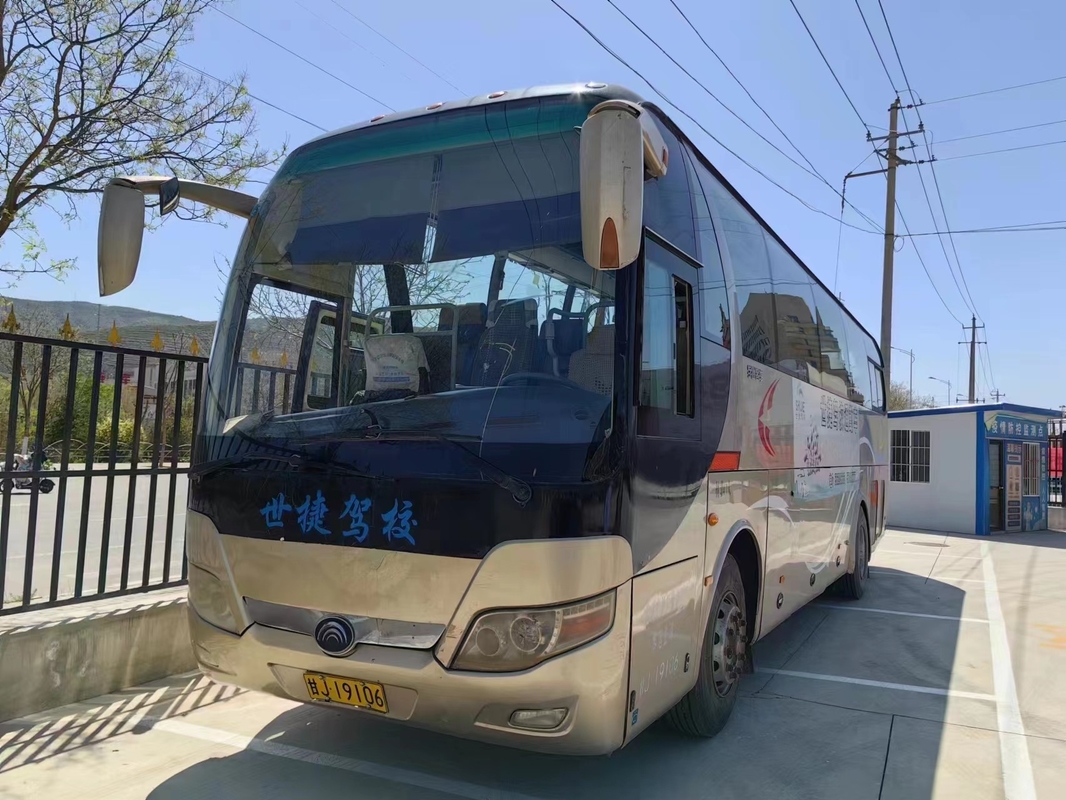 Las puertas dobles de los asientos del autobús 47 de la segunda mano que sellaban color de oro del aire acondicionado de la ventana utilizaron el autobús ZK6107 de Yutong