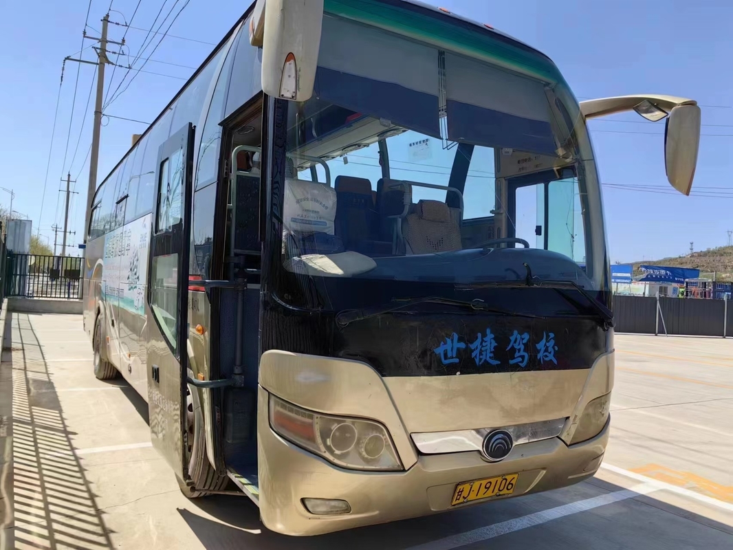 Las puertas dobles de los asientos del autobús 47 de la segunda mano que sellaban color de oro del aire acondicionado de la ventana utilizaron el autobús ZK6107 de Yutong
