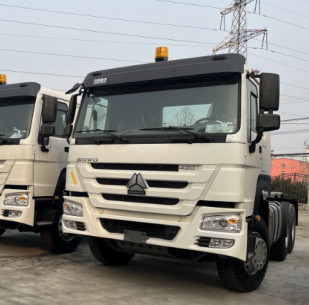 El modelo blanco usado Weichai Engine 430hp 12 de la impulsión del color 6×4 de los camiones diesel adapta el tractor estándar de Howo de la cabina